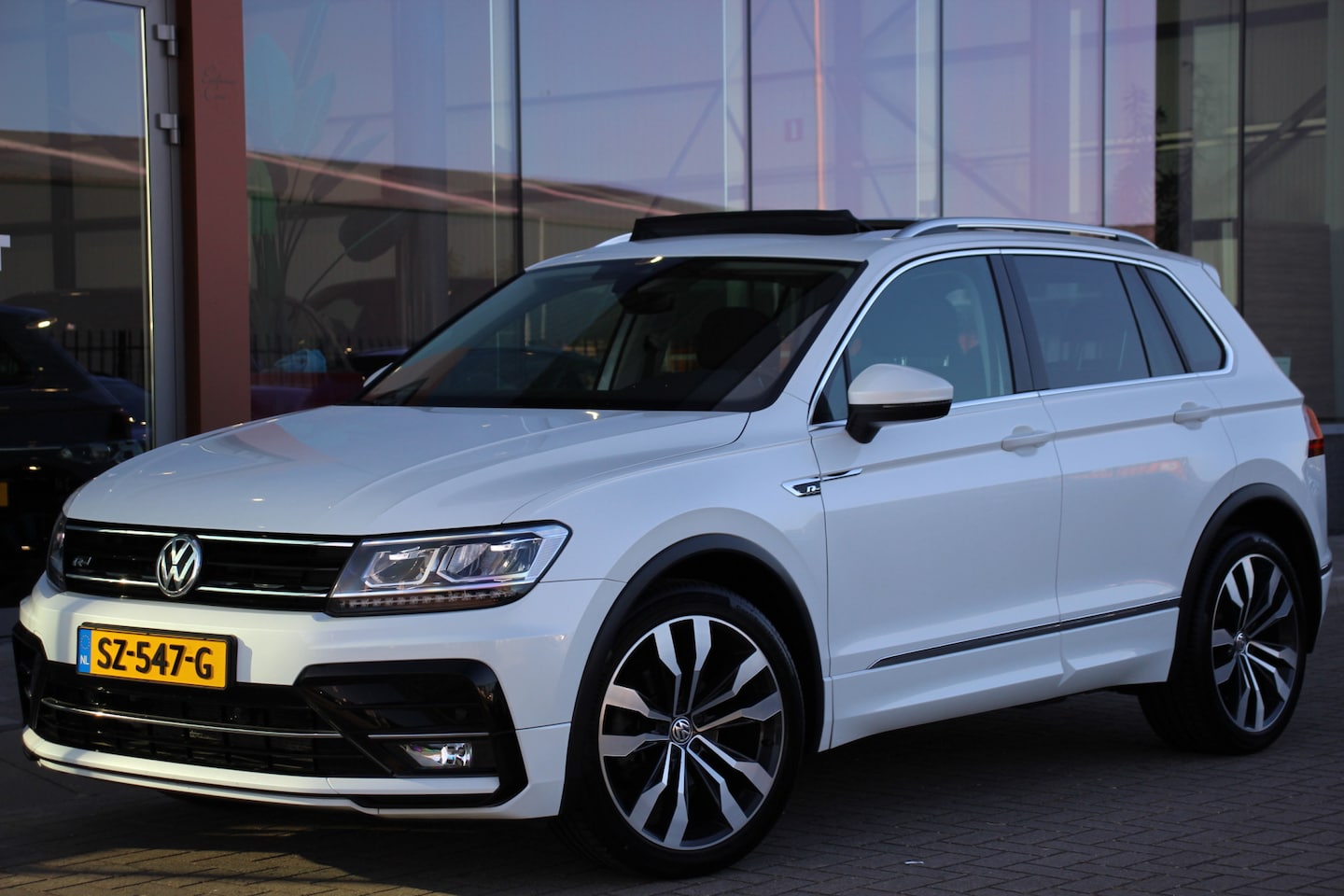 Volkswagen Tiguan - 1.4 TSI 4Motion R-Line | Pano | V.C. | ACC | El. Trekhaak - AutoWereld.nl