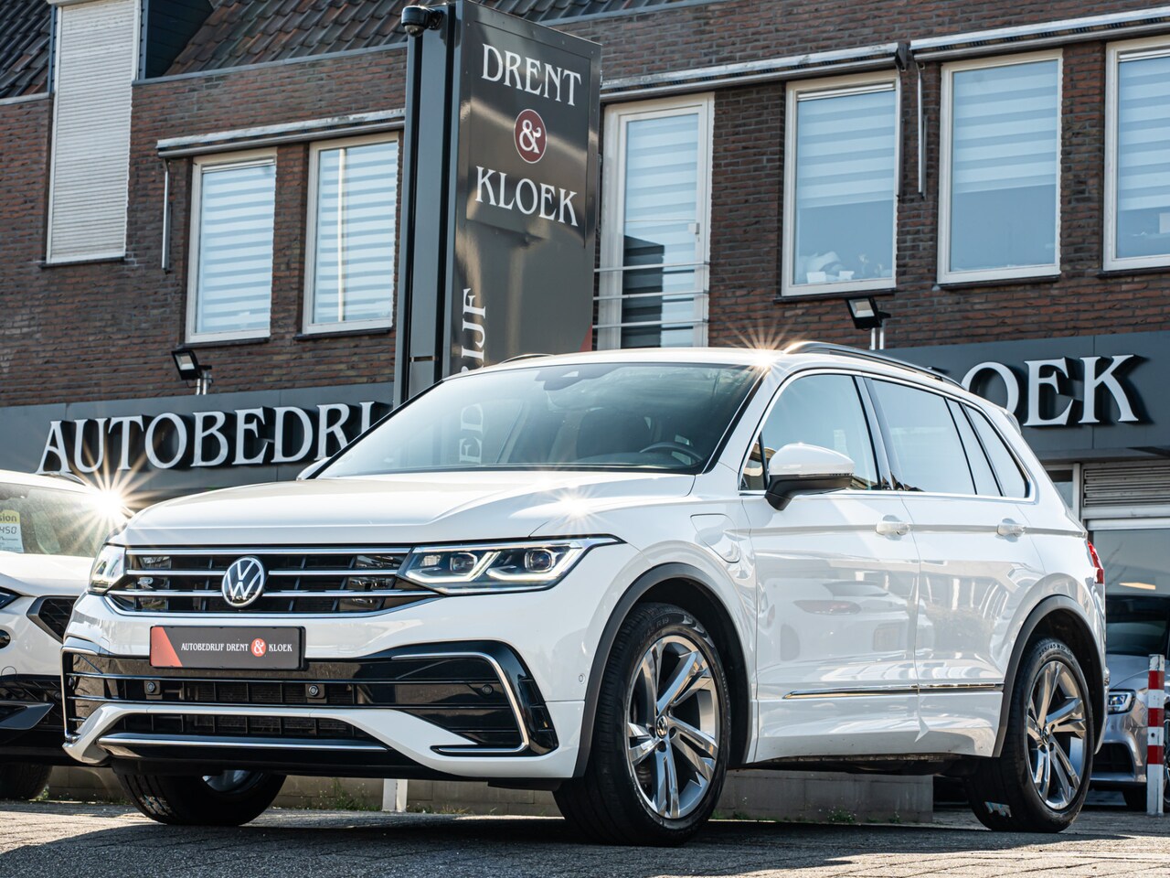 Volkswagen Tiguan - 1.4 TSI eHybrid R-Line Business+ IQ LIGHT CAMERA TREKHAAK 19 INCH APPLE CARPLAY DODEHOEK - AutoWereld.nl