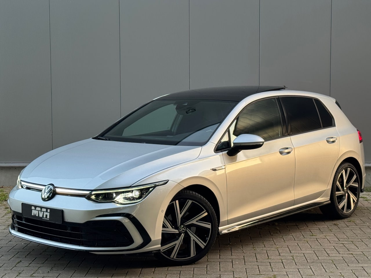 Volkswagen Golf - 1.5 eTSI R-Line Business+ IQ Light - Sterrenhemel - Panorama - Automaat - Virtual - Ambien - AutoWereld.nl