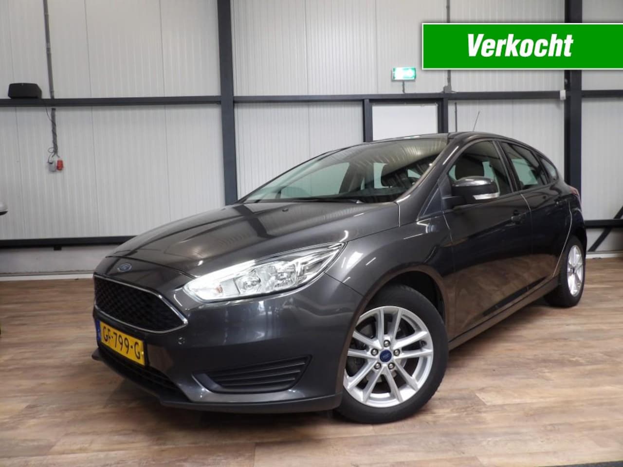 Ford Focus - 1.0 5drs - airco - navigatie - zeer nette staat - AutoWereld.nl