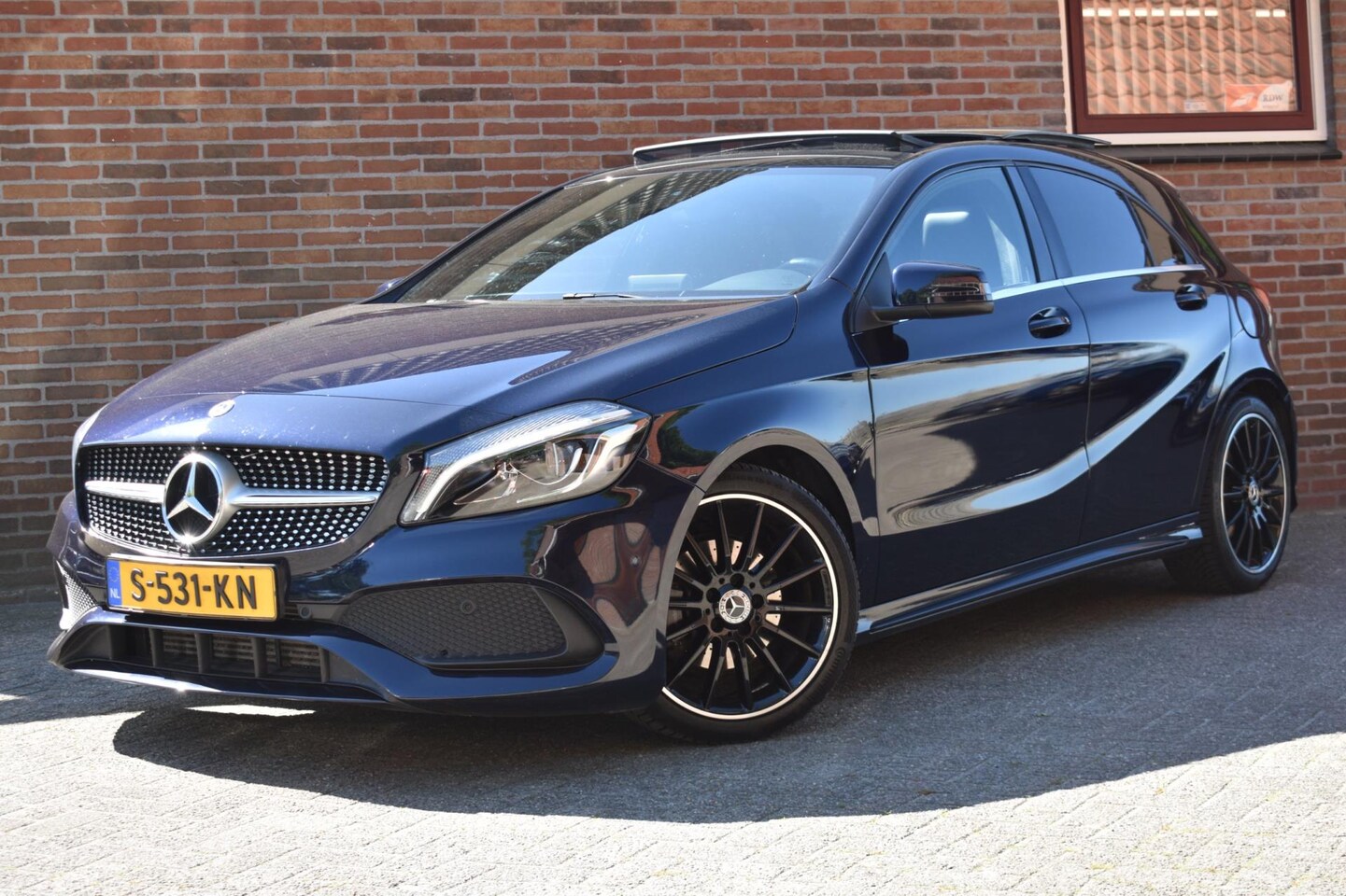 Mercedes-Benz A-klasse - 200 Sport Edition '17 PANO LED AMG Pakket Navi Cruise Inruil mogelijk - AutoWereld.nl