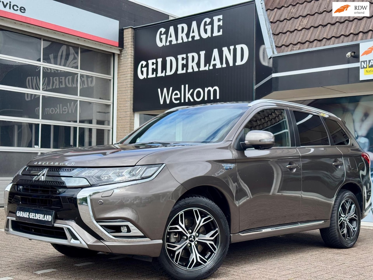 Mitsubishi Outlander - 2.4 PHEV INTRO | Volleder | Xenon | Apple/Android | Cruise | Climate | Pdc | Iso | Full-op - AutoWereld.nl