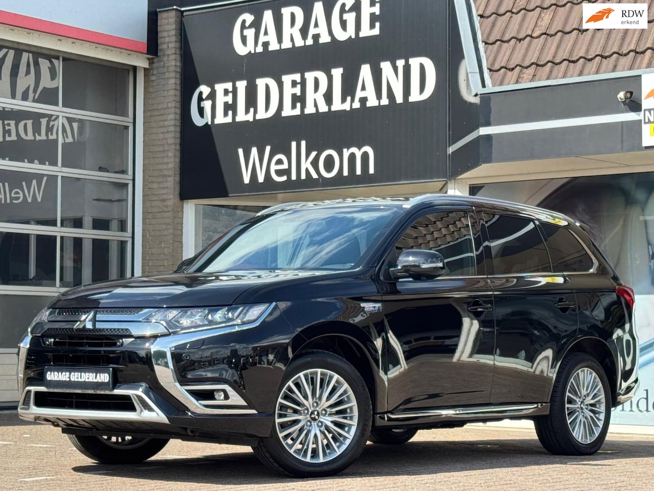 Mitsubishi Outlander - 2.4 PHEV Intense+ | Volleder | Xenon | Camera | Cruise | Climate | Pdc | Isofix | Full-opt - AutoWereld.nl