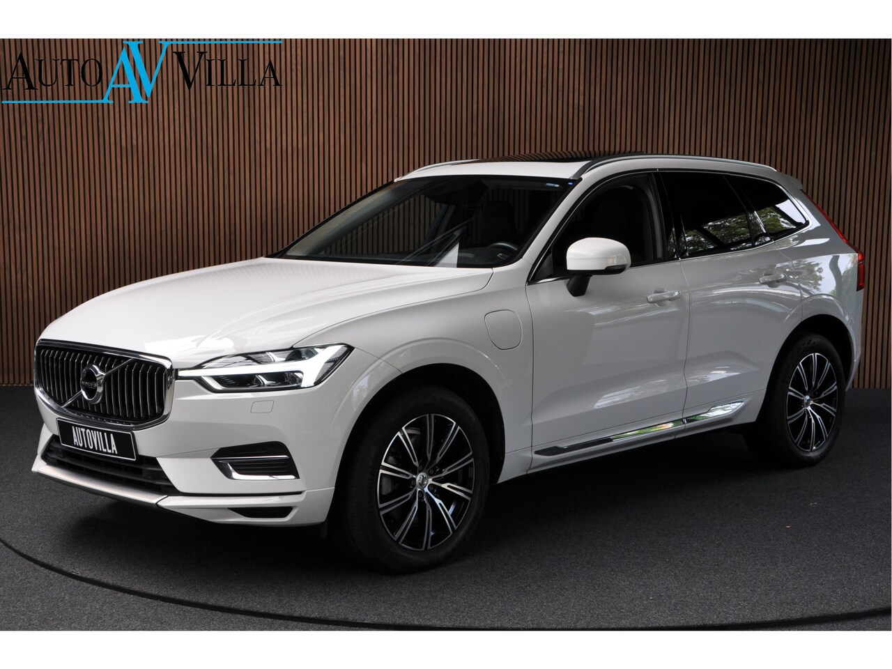Volvo XC60 - 2.0 T8 Twin Engine AWD Panodak Leer Navi Harman K. Camera Elektr. trekhaak  Ambiance Elekt - AutoWereld.nl