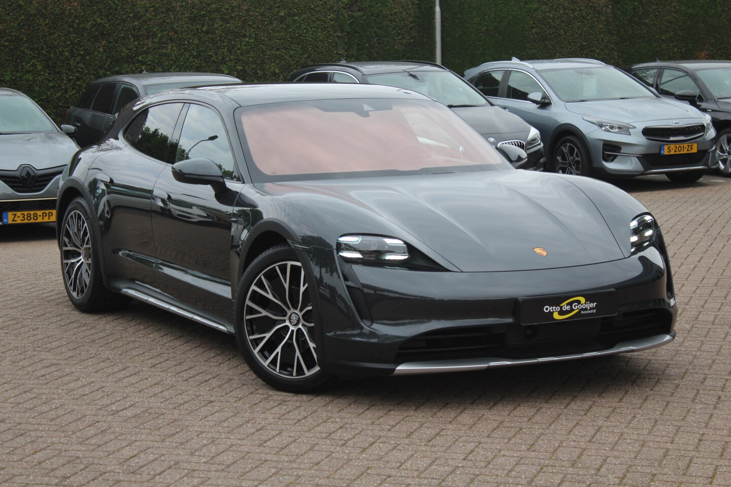 Porsche Taycan Cross Turismo - 4 93 kWh / SoH 92% / Panoramadak / Camera / Passenger display / Luchtvering / 20'' / Leder - AutoWereld.nl
