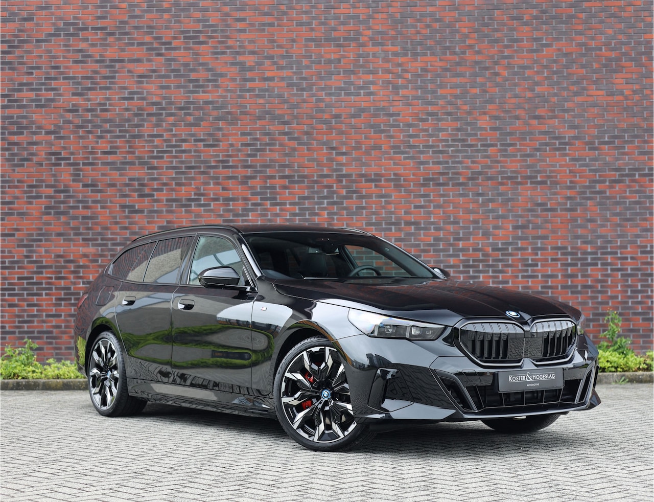 BMW 5-serie - 550e xDrive *Direct beschikbaar* - AutoWereld.nl