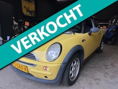 MINI One - 1.6 / knalgeel keurige auto (stuurpomp def)