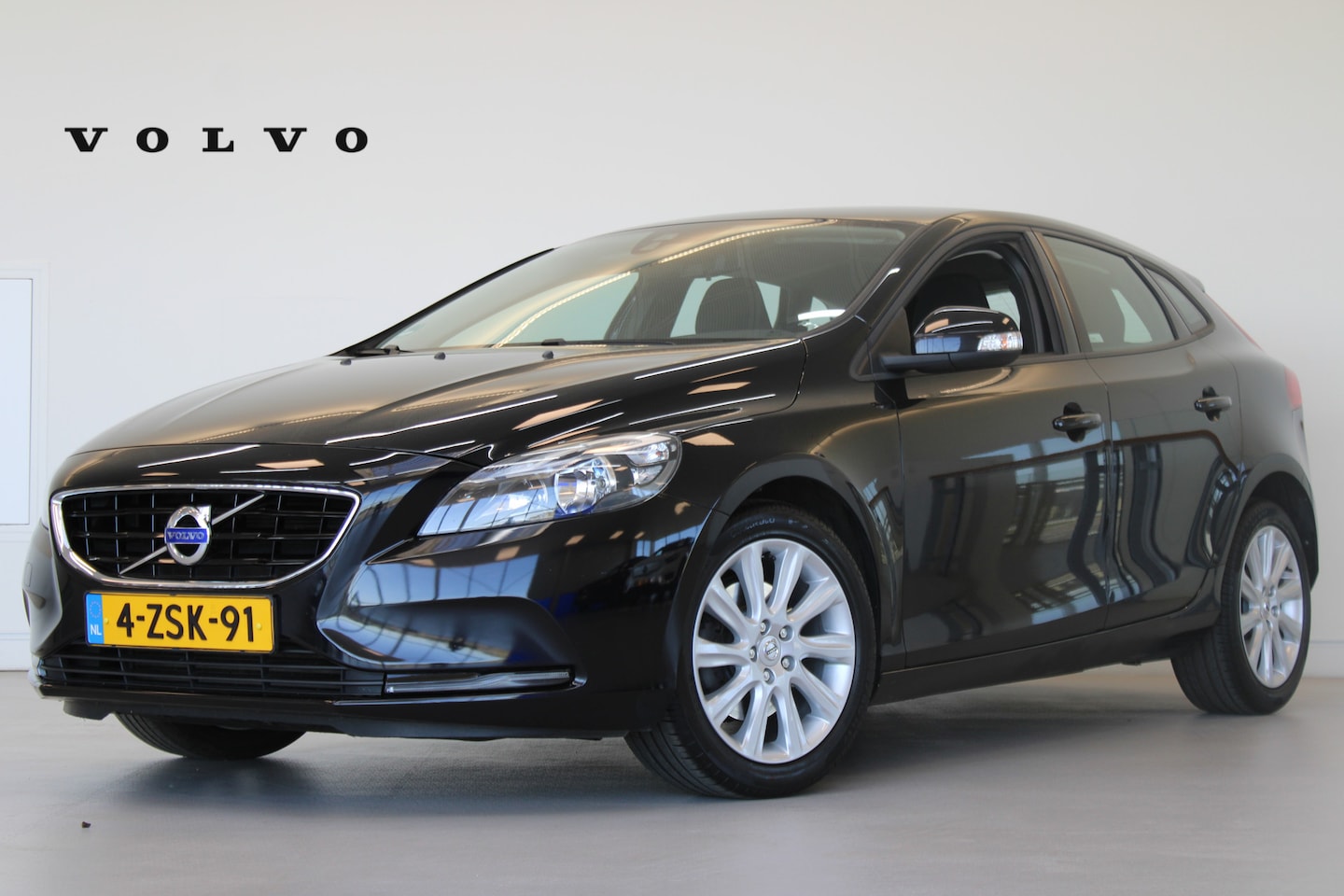 Volvo V40 - T2 120PK Kinetic | Park Assist Achter | Cruise Control | Zomer+Winter Banden | Bluetooth | - AutoWereld.nl