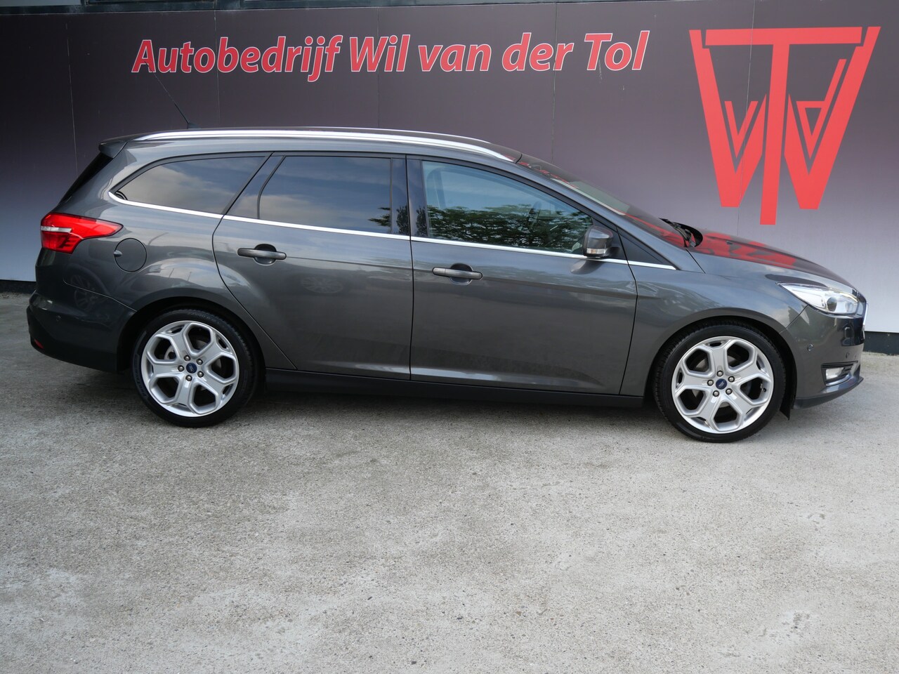 Ford Focus Wagon - 1.0 TITANIUM | NAVI | XENON | 18 INCH | 125 PK | RIEM V.V. | APK 04-2026!! - AutoWereld.nl