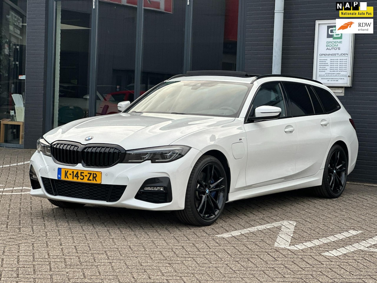 BMW 3-serie Touring - 330e High Executive/2de EG/NAVI/CAMERA/PANO/LEDER/NL AUTO-NAP - AutoWereld.nl