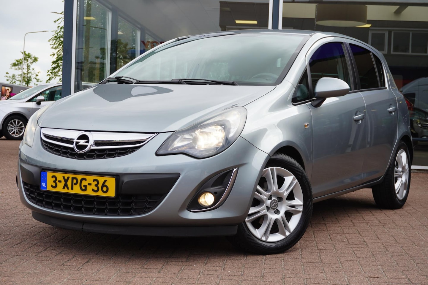 Opel Corsa - 1.4-16V BlitZ | 5deurs | Airco | Elek. Pakket | LM velgen | Grijs | Inruil mogelijk - AutoWereld.nl