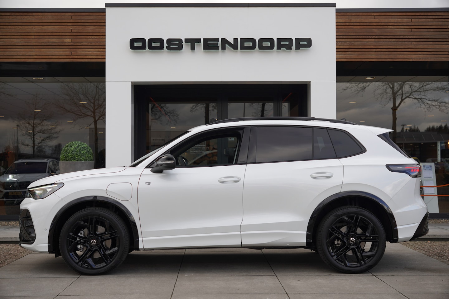 Volkswagen Tiguan - 1.5/272pk eHybrid R-Line Blackstyle VOL!|2025|Panoramadak|Trekhaak|Leer+Verwarming+Ventila - AutoWereld.nl