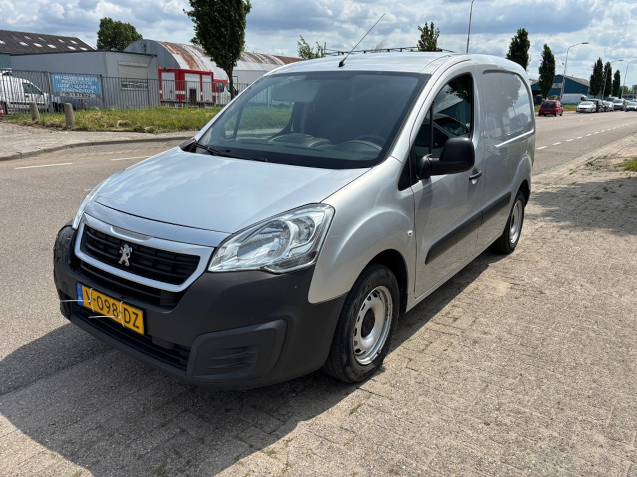Peugeot Partner - 120 1.6 BlueHDi 75 L1 XR 120 1.6 BlueHDi 75 L1 XR - AutoWereld.nl