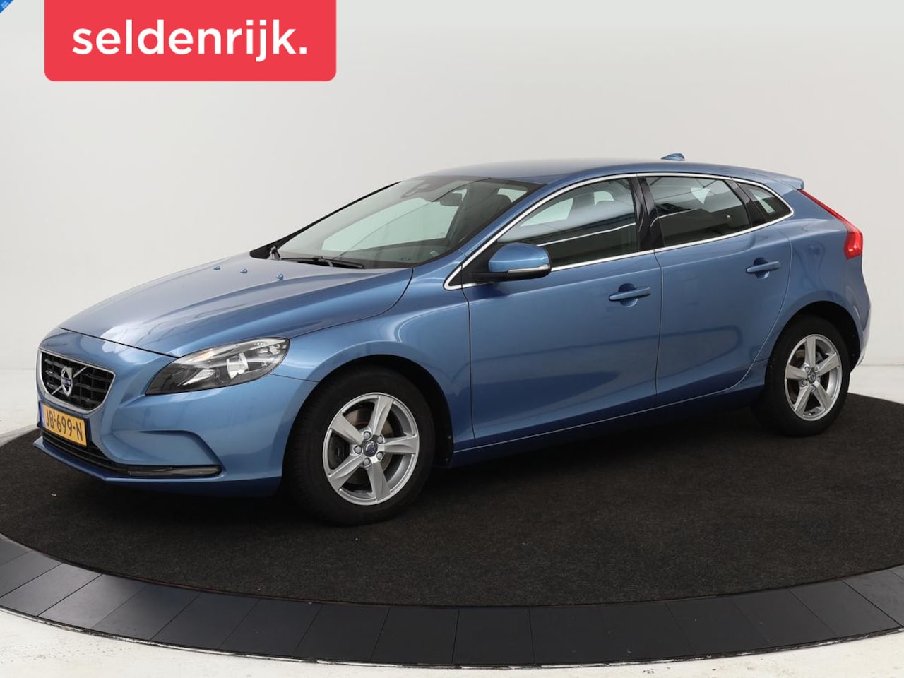 Volvo V40 - 2.0 T2 Momentum | Navigatie | Parkeerhulp | Climate control | Bluetooth | Cruise control - AutoWereld.nl