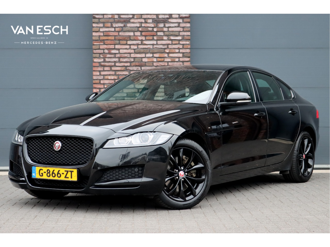 Jaguar XF - 2.0t 250 PK Chequered Flag Aut8 | Stoelverwarming | Keyless Entry | Camera | DAB | Leder | - AutoWereld.nl