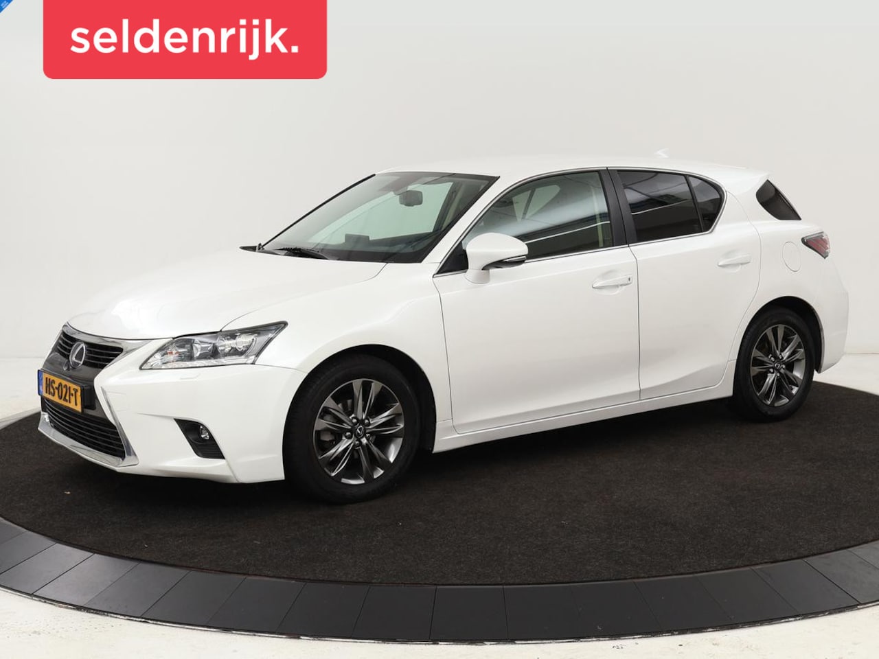 Lexus CT 200h - 25th Edition | Stoelverwarming | Navigatie | Parkeerhulp | Climate control | Camera | Crui - AutoWereld.nl