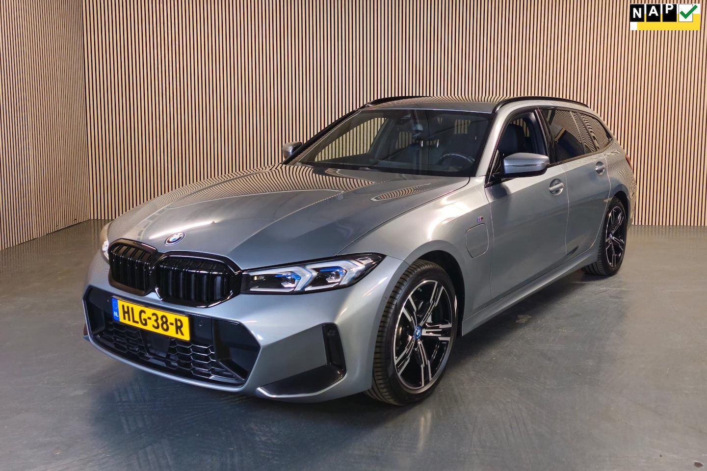 BMW 3-serie Touring - 330e High Executive M-sport - AutoWereld.nl
