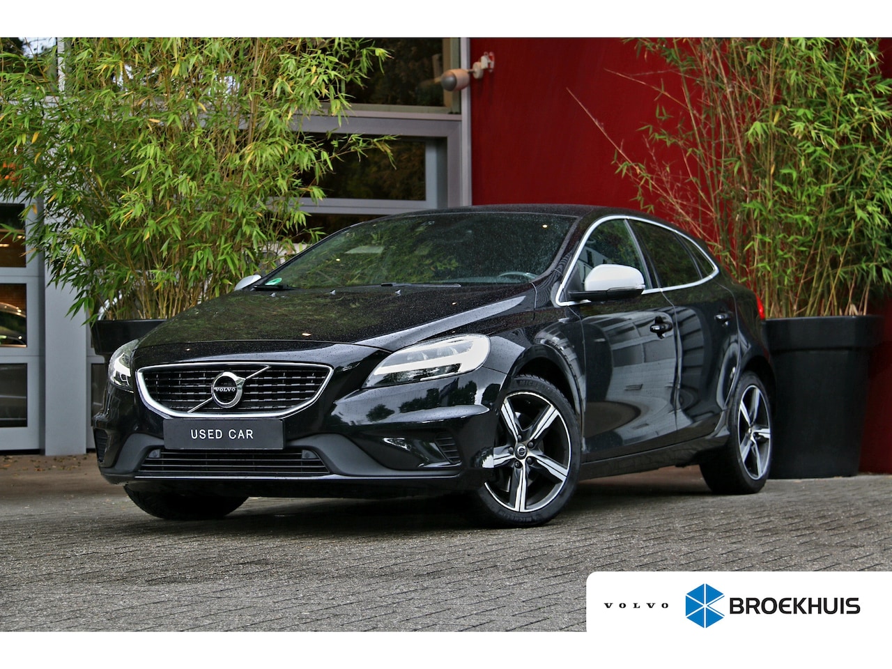 Volvo V40 - 1.5 T3 Polar+ Sport | R-Design | Trekhaak | Camera | Harman/Kardon | Panoramadak | Keyless - AutoWereld.nl