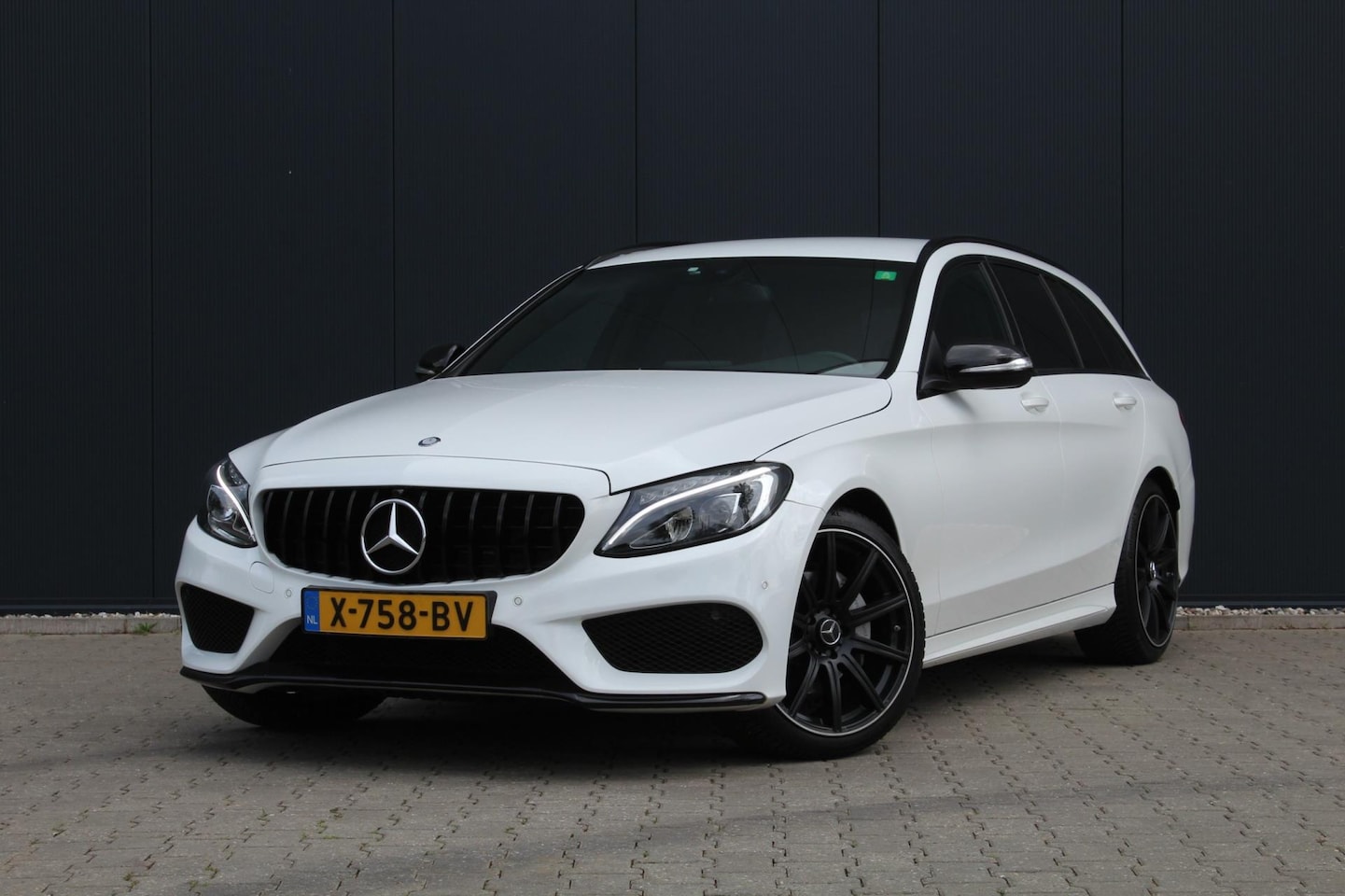 Mercedes-Benz C-klasse Estate - 180 Edition 1 AMG / Night pakket | Trekhaak | Automaat | Dealer onderhouden | Leder | APK - AutoWereld.nl