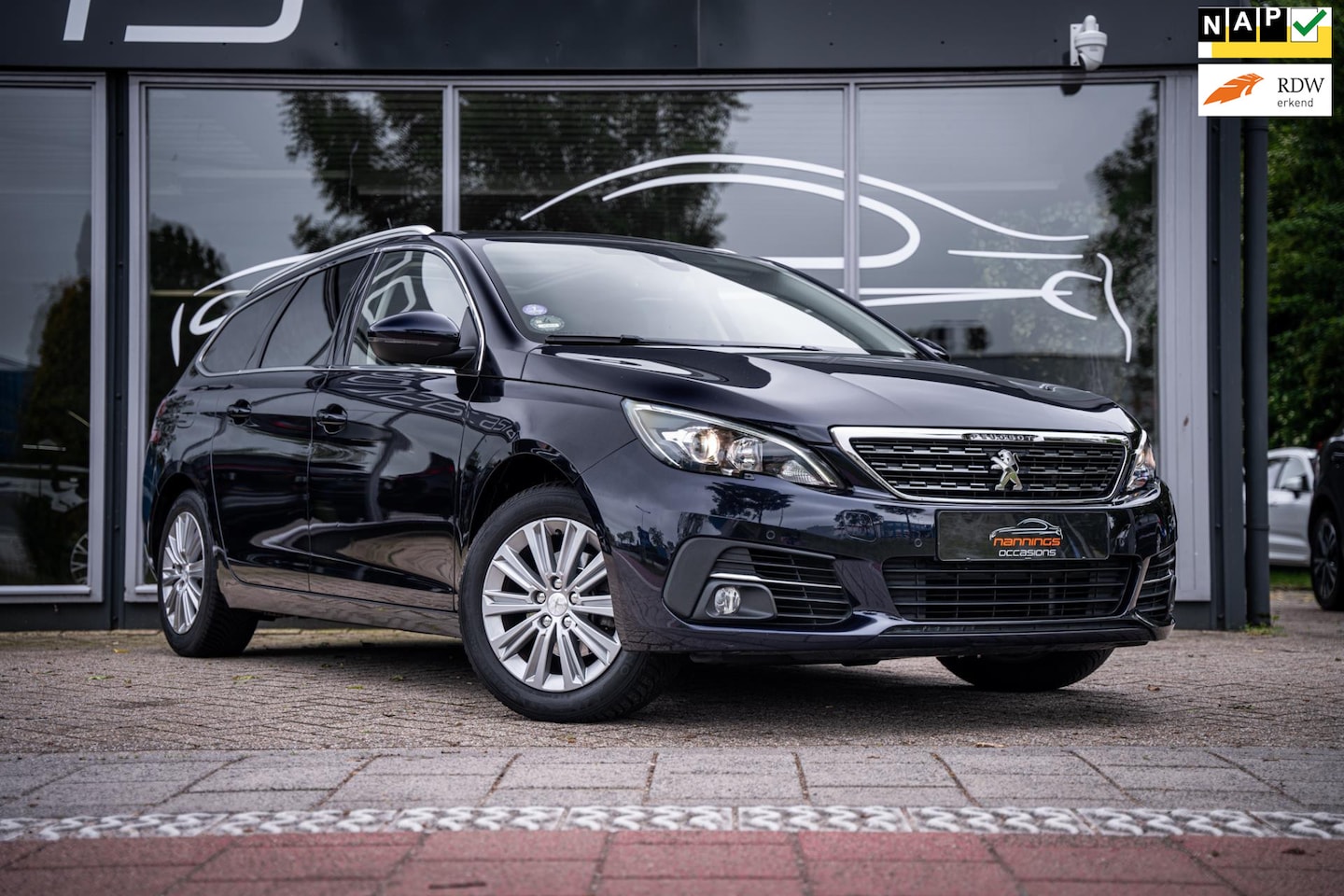Peugeot 308 SW - 1.2 PureTech Blue Lease Premium|Automaat|Pano|Half leder|Carplay|Camera|Cruise - AutoWereld.nl