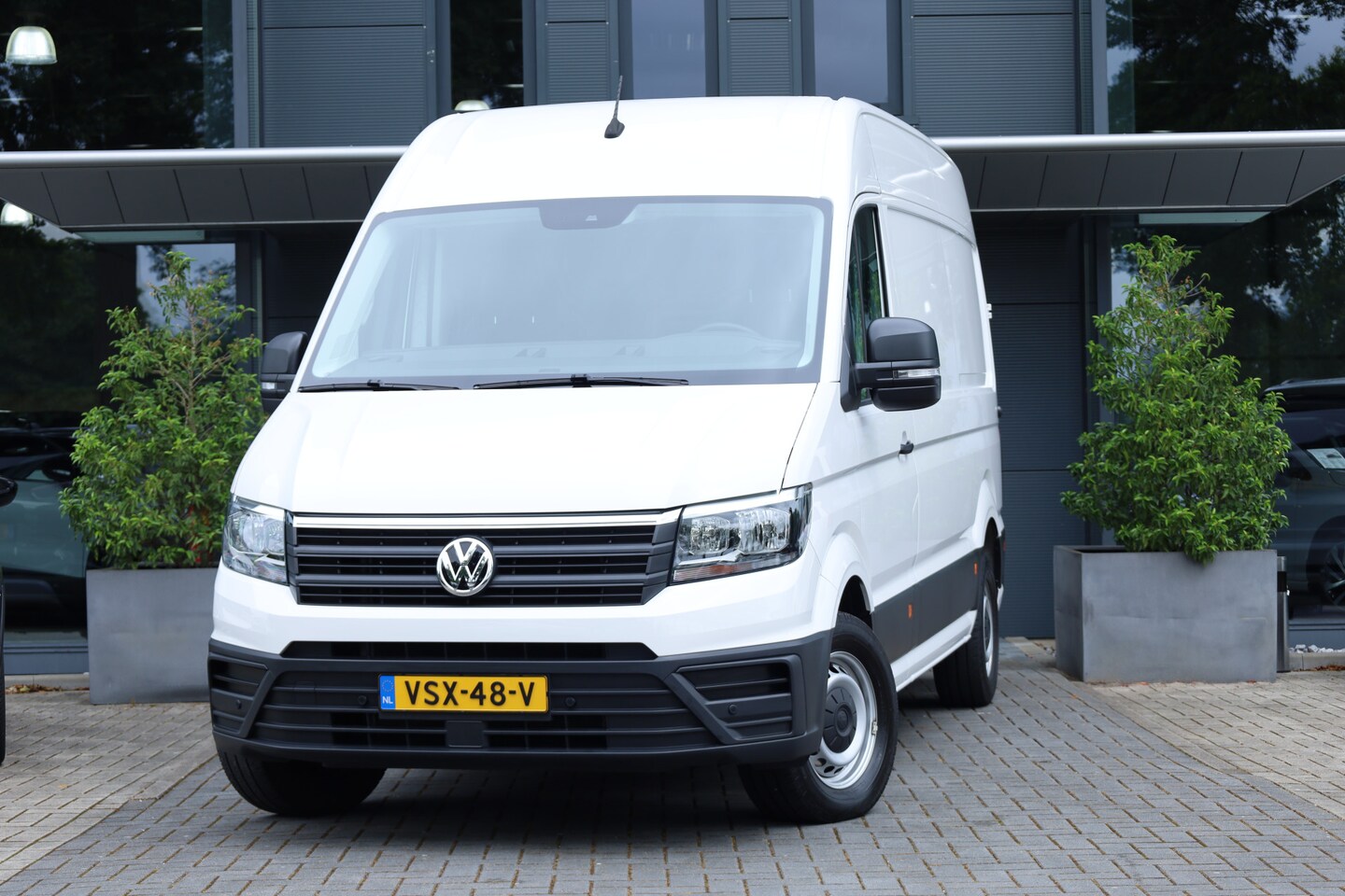 Volkswagen Crafter - 2.0 TDI L3H3 3.5t | Camera | Cruise | Geveerde stoel | Betimmering | Trekhaak - AutoWereld.nl