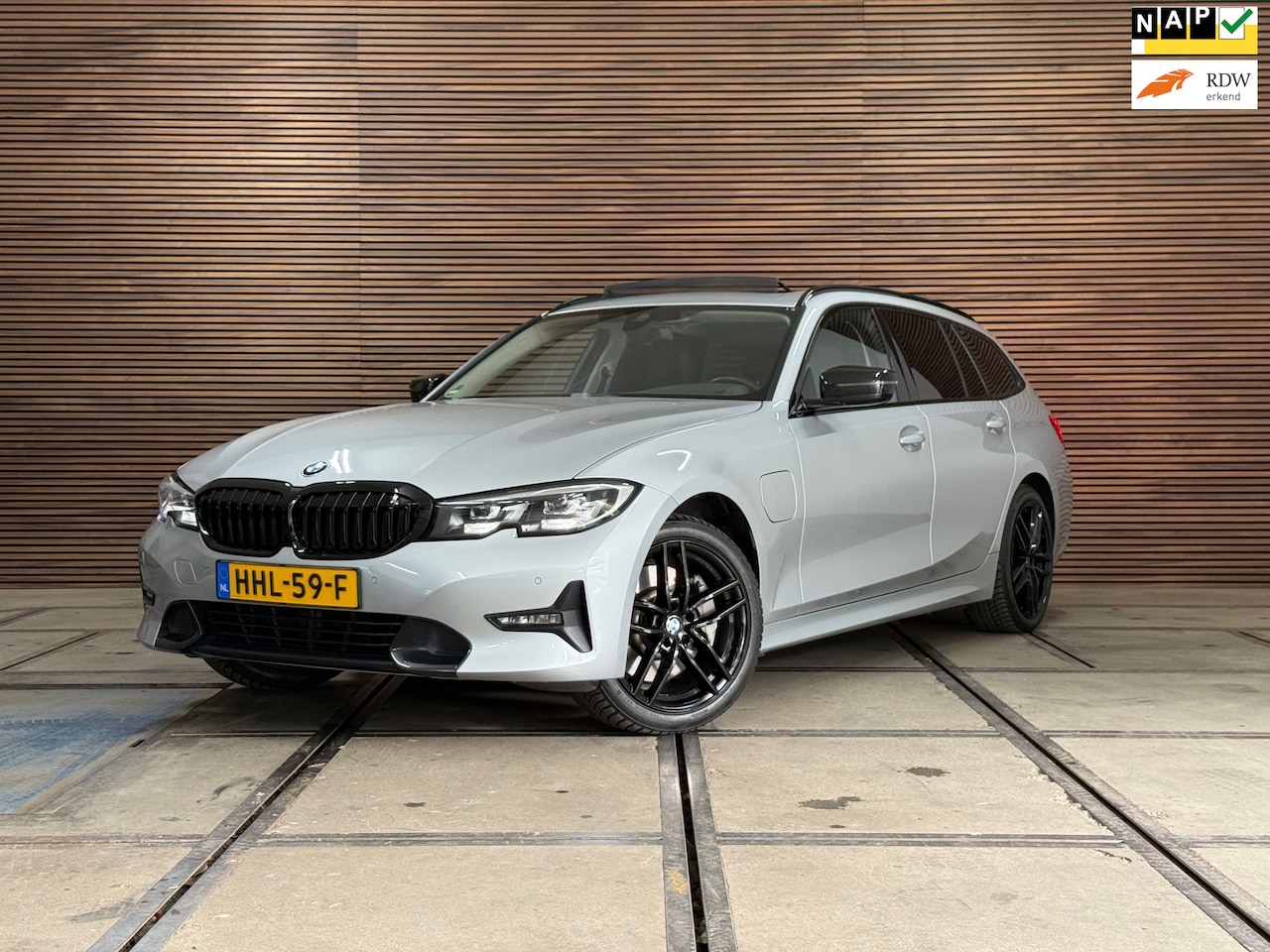 BMW 3-serie Touring - 330e High Executive PANO/SPORTSTOELEN/LED/18INCH/ELEKTR ACHTERKLEP - AutoWereld.nl