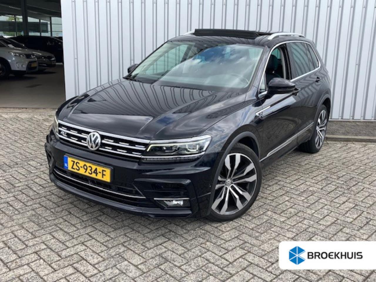 Volkswagen Tiguan - 1.5 TSI ACT HighlinePOETS 150pk DSG/AUTO | Trekhaak | Panorama dak | Keyless | Leder bekle - AutoWereld.nl