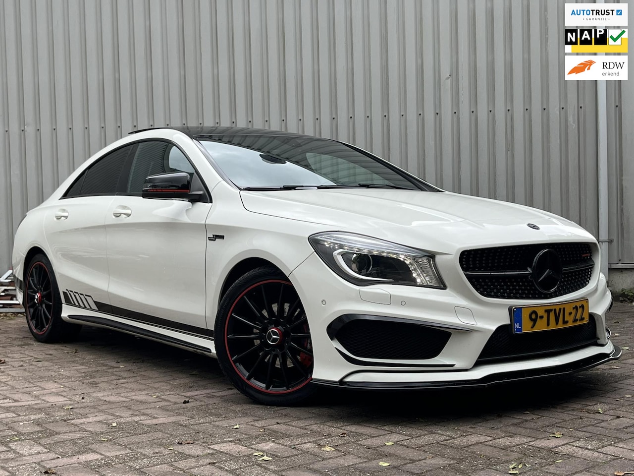 Mercedes-Benz CLA-Klasse - 180 A 45 AMG LOOK Panoramadak Stoelverwarming - AutoWereld.nl