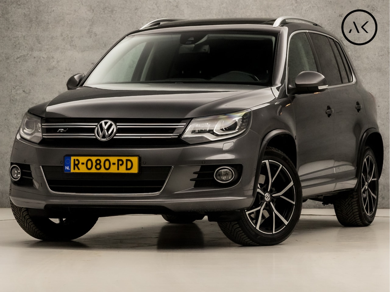 Volkswagen Tiguan - 1.4 TSI R-Line Sport 150Pk Automaat (PANORAMADAK, NAVIGATIE, XENON, CAMERA, LEDEREN SPORTS - AutoWereld.nl