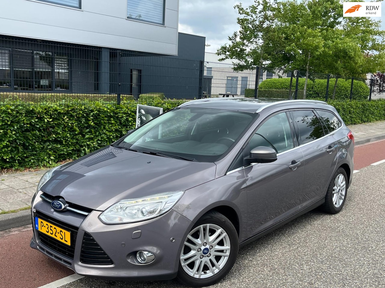 Ford Focus Wagon - 1.0 EcoBoost Titanium Cruise/Climate-control stoel/vrw pakeersensor - AutoWereld.nl