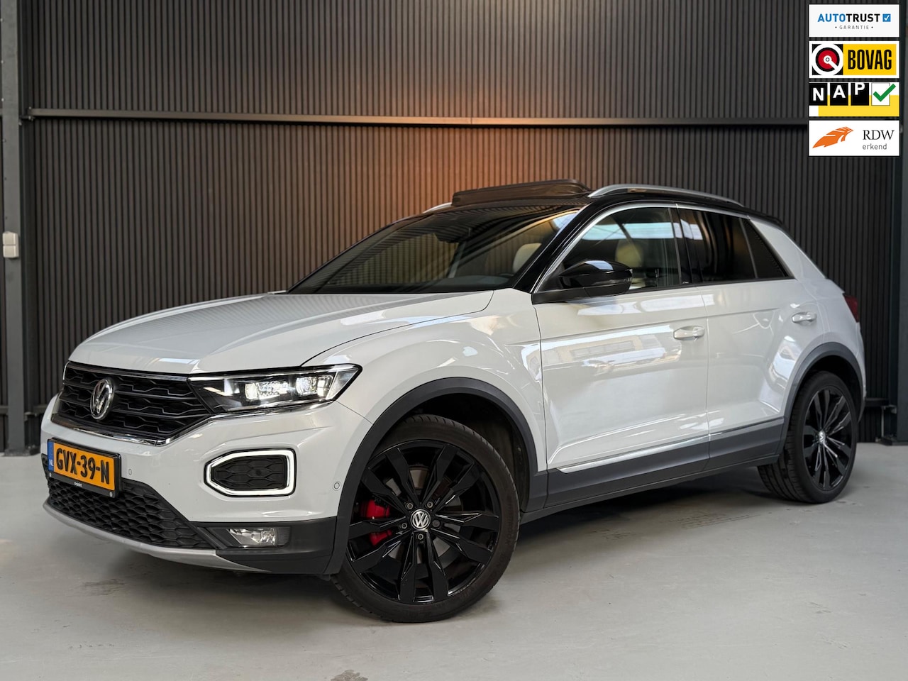 Volkswagen T-Roc - 2.0 TSI 4Motion Sport Pano ACC Sfeer - AutoWereld.nl