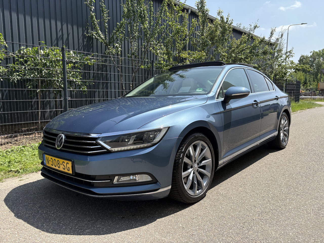 Volkswagen Passat - 2.0 TSI 4Motion Highline / AUTOMAAT / PANORAMADAK / HEAD-UP / NAVI - AutoWereld.nl