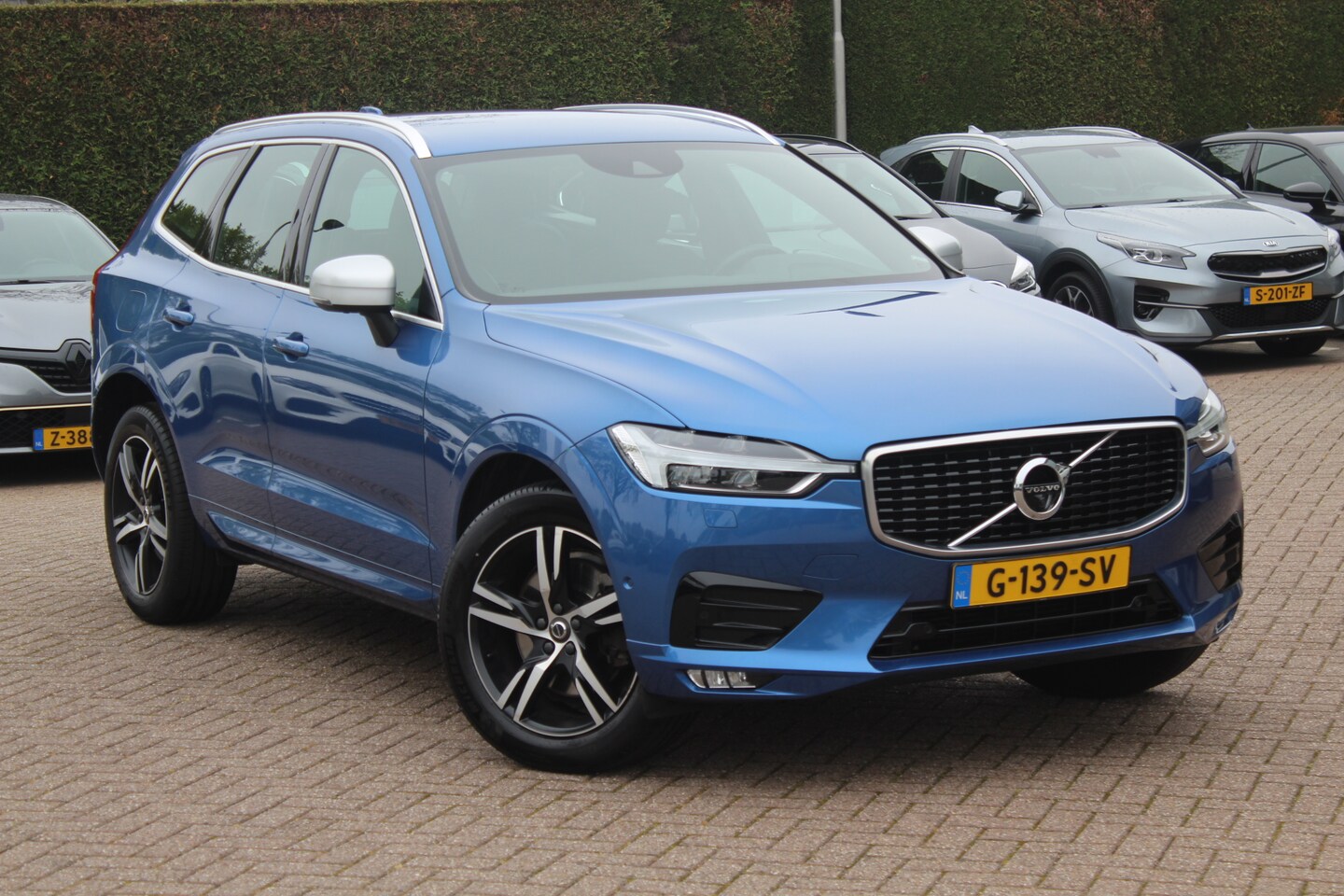 Volvo XC60 - 2.0 T4 R-Design / 360Camera / Leder&Alcantara / 20'' / Navigatie / Dodehoek / DAB / Cruise - AutoWereld.nl
