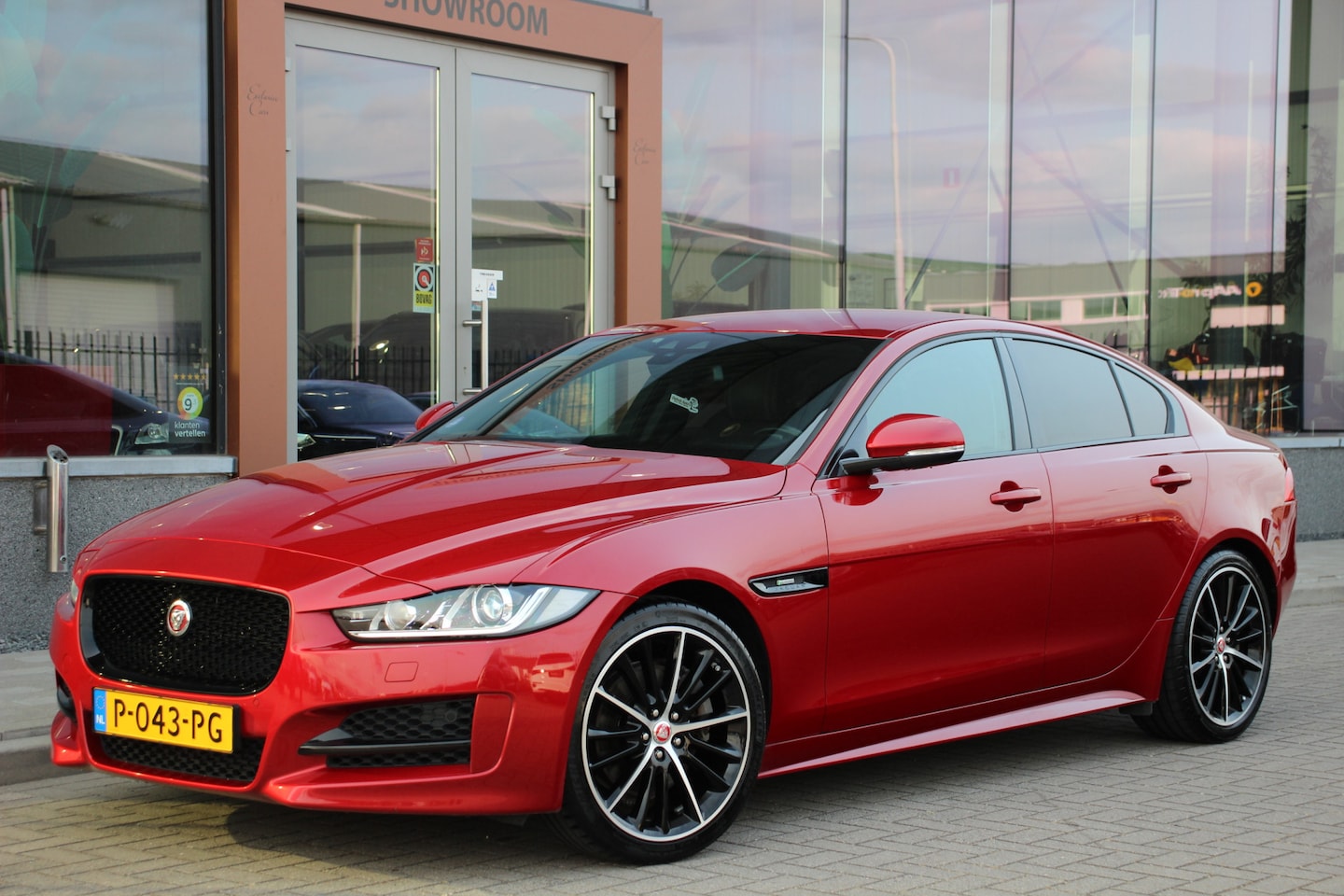 Jaguar XE - 2.0 R-Sport | 200PK | El. Stoelen | Camera | Afneembare trekhaak - AutoWereld.nl