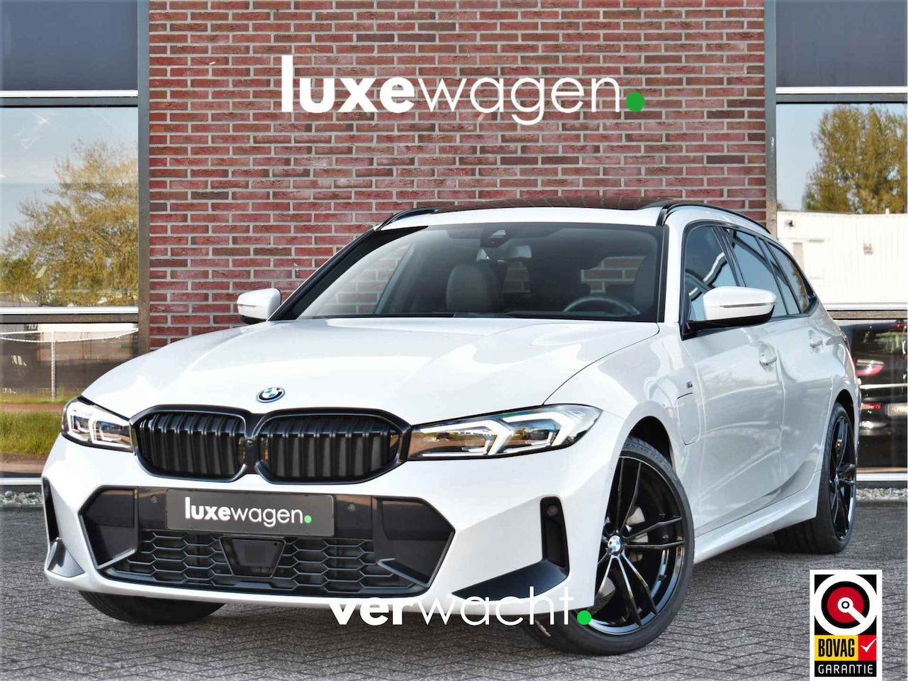 BMW 3-serie Touring - 330e M-Sport Pano ACC El-zetel HUD 19inch Camera Adp-onderstel - AutoWereld.nl