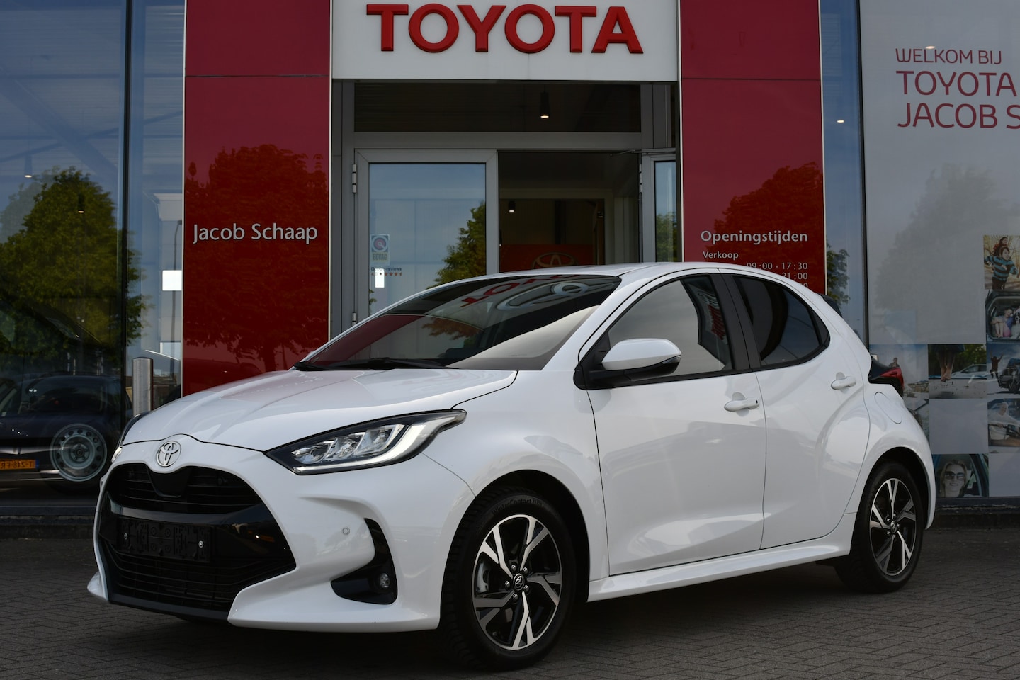 Toyota Yaris - 1.5 Hybrid 115 First Edition Limited Automaat 116pk | PDC vóór- & achter | Apple Carplay/A - AutoWereld.nl