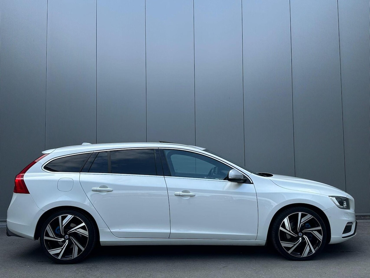 Volvo V60 - 2.0 T4 Business Sport Keyless|Schuif/kantel|Nav|Xenon - AutoWereld.nl