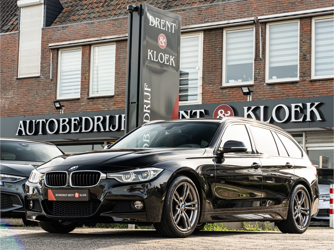 BMW 3-serie Touring - 320i M Sport ORG NL TREKHAAK SHADOW LINE 18 INCH PRIVACY GLASS - AutoWereld.nl