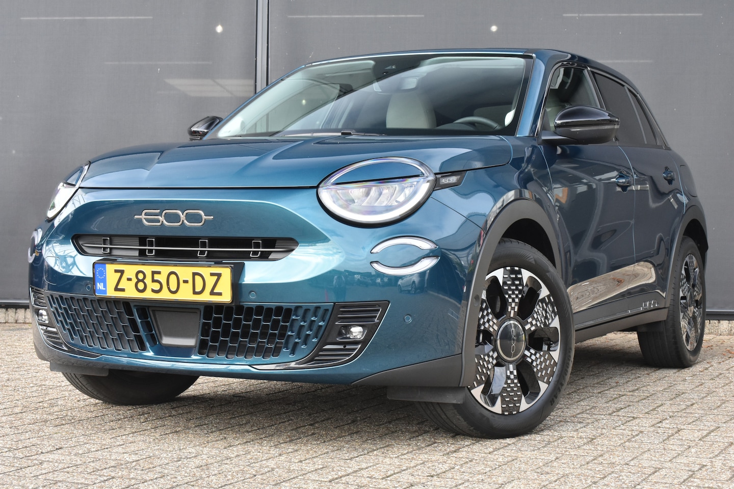 Fiat 600e - La Prima 54 kWh | Vol-Leder | Elektr. Achterklep | Navigatie | Stoelverwarming | achteruit - AutoWereld.nl