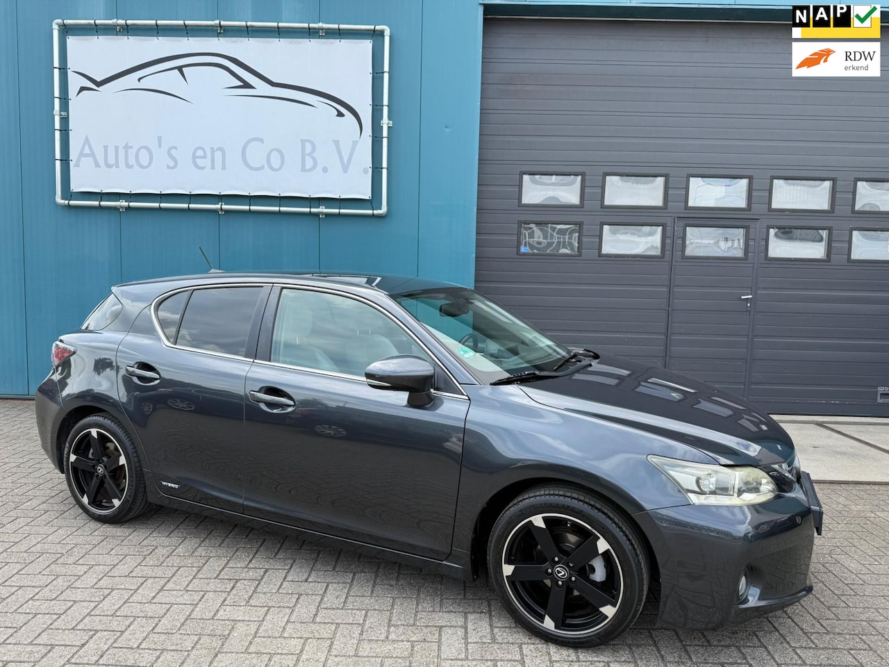 Lexus CT 200h - Hybrid Leder Clima Cruise Navi 17" Achteruitrij camera Compleet dealer onderh NL auto Nap - AutoWereld.nl