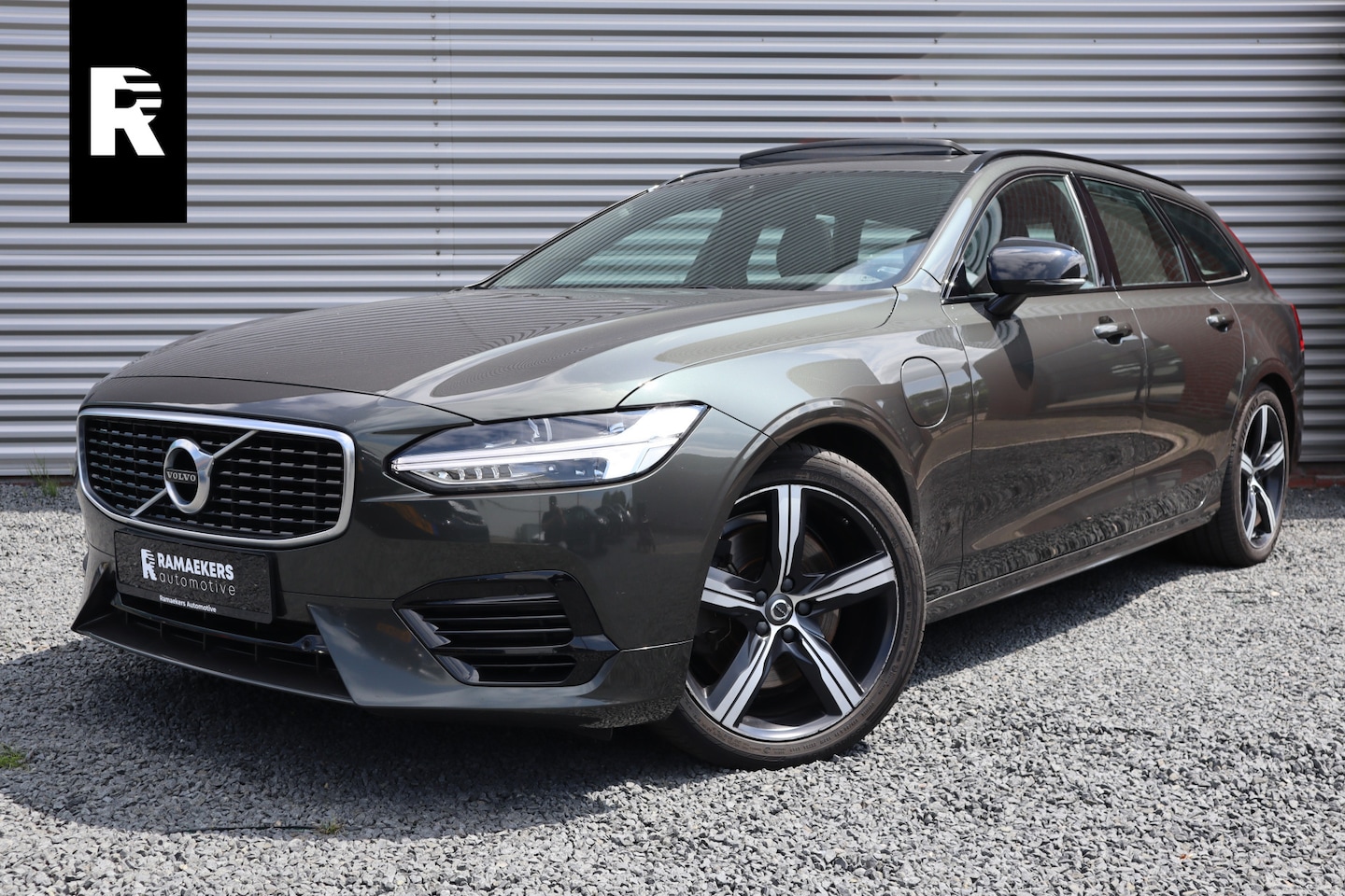 Volvo V90 - 2.0 T8 AWD R-Design Panorama dak / Adaptieve Cruise / Camera / Pine Grey - AutoWereld.nl