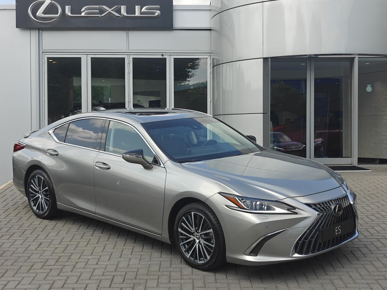 Lexus ES - 300h Business Line NWE MODEL BLIND SPOT STUURVERW STOELVERW SCHUIF/KANTELDAK PARK-SENSOREN - AutoWereld.nl