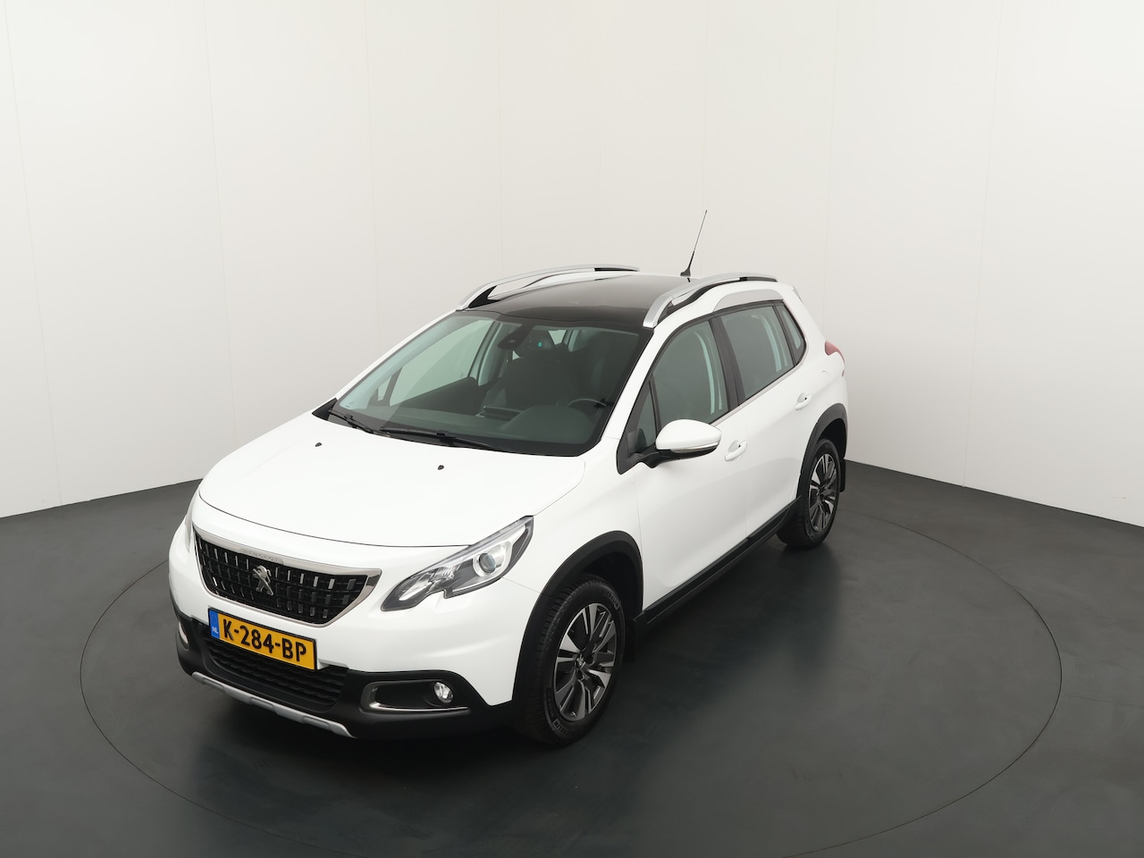 Peugeot 2008 - 1.2 PureTech 110 pk Allure | Pano | Half leer | Clima | Cruise | 4 seiz banden | Parkeerse - AutoWereld.nl