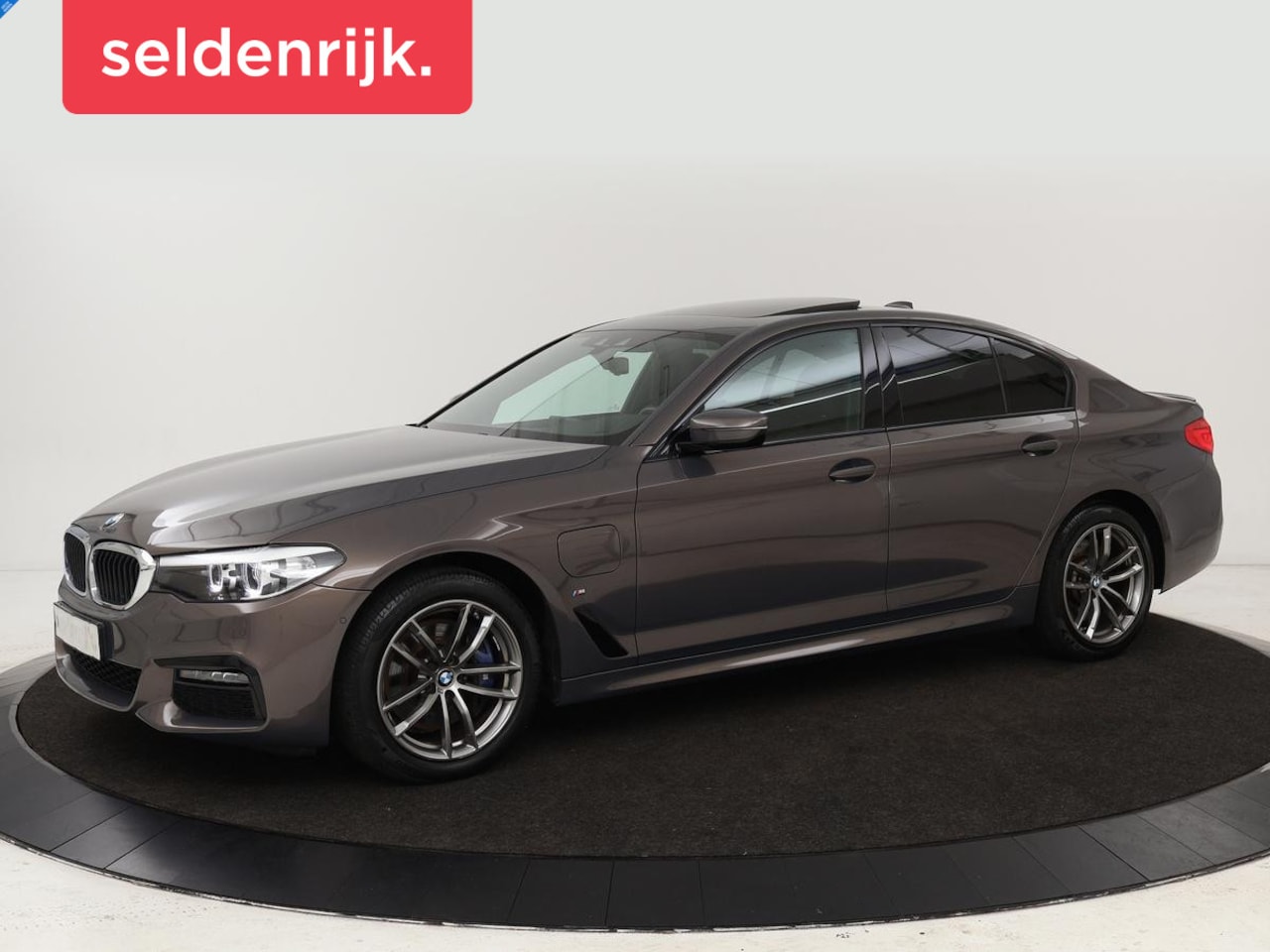 BMW 5-serie - 530e iPerformance M-sport | Schuifdak | Camera | Alcantara | Stoelverwarming | Carplay | E - AutoWereld.nl