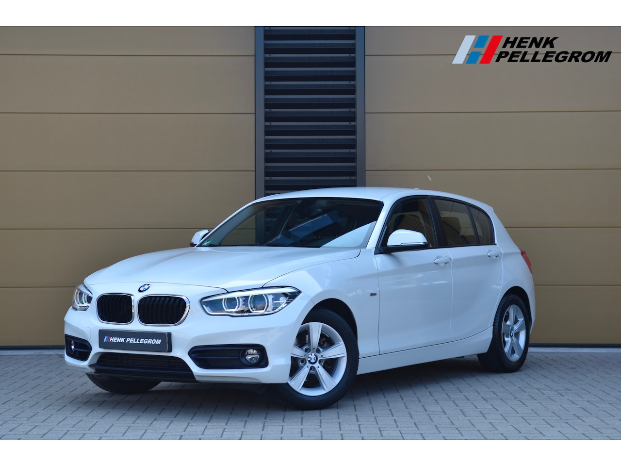 BMW 1-serie - 118i Executive * Sportline * LED * Trekhaak * Sportstoelen * - AutoWereld.nl