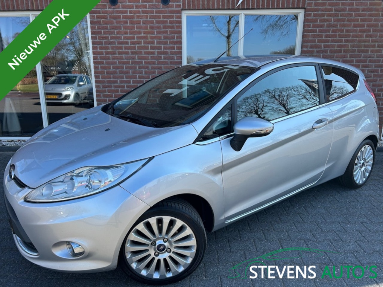 Ford Fiesta - 1.4 Ghia NIEUWE APK / LEER / CAMERA / AIRCO / GROOT.SCHERM / LMV - AutoWereld.nl