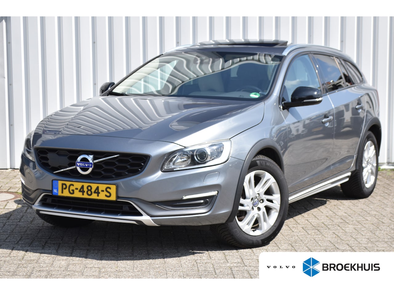 Volvo V60 Cross Country - 2.0 D4 AWD Nordic+ | 5-Cil | AWD! | Intellisafe | Uniek!! | Xenon | Standkachel - AutoWereld.nl