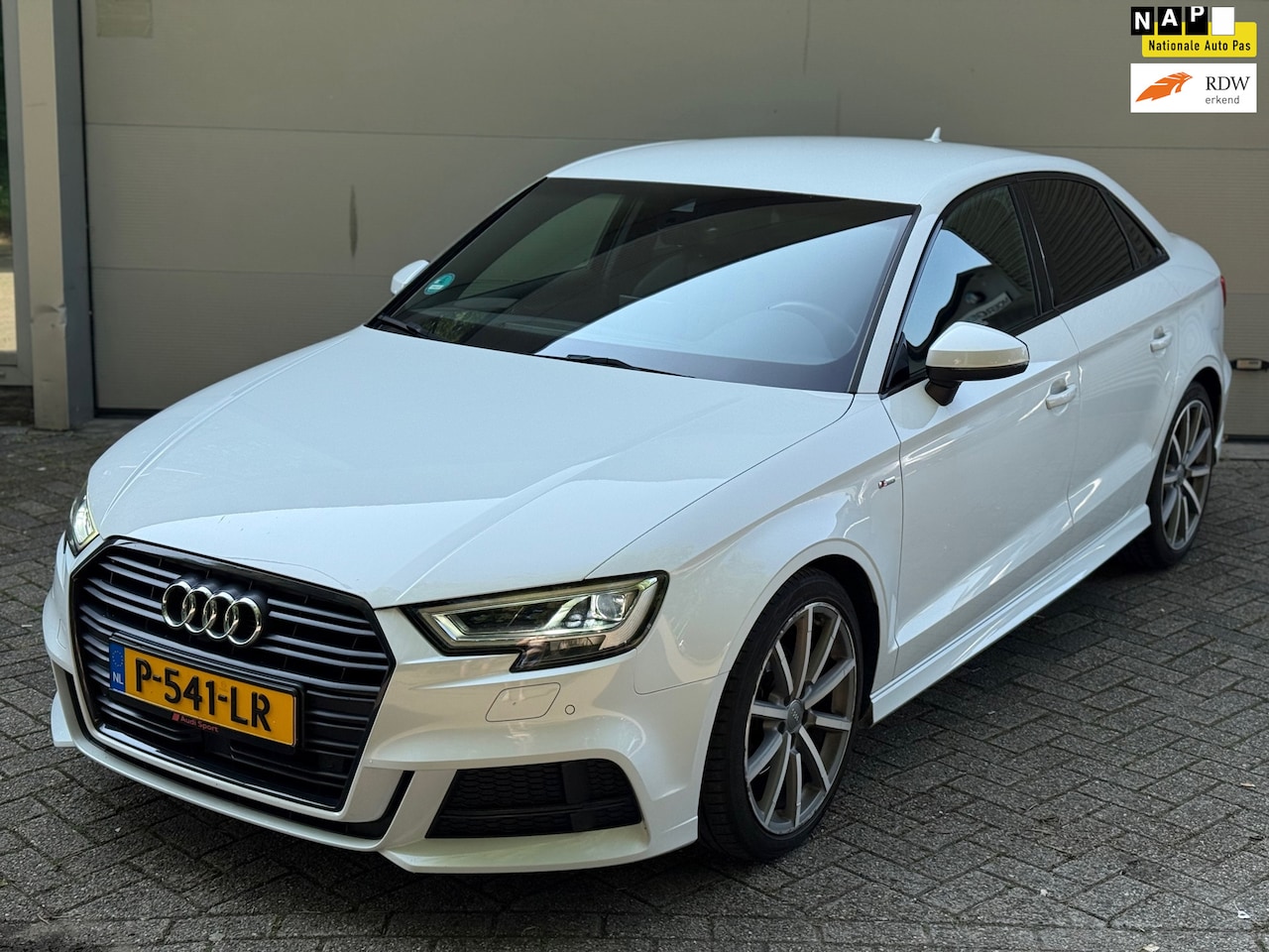 Audi A3 Limousine - 1.5 TFSI CoD Sport S Line Edition l ACC l Climate l Navi l Bi-Xenon l - AutoWereld.nl