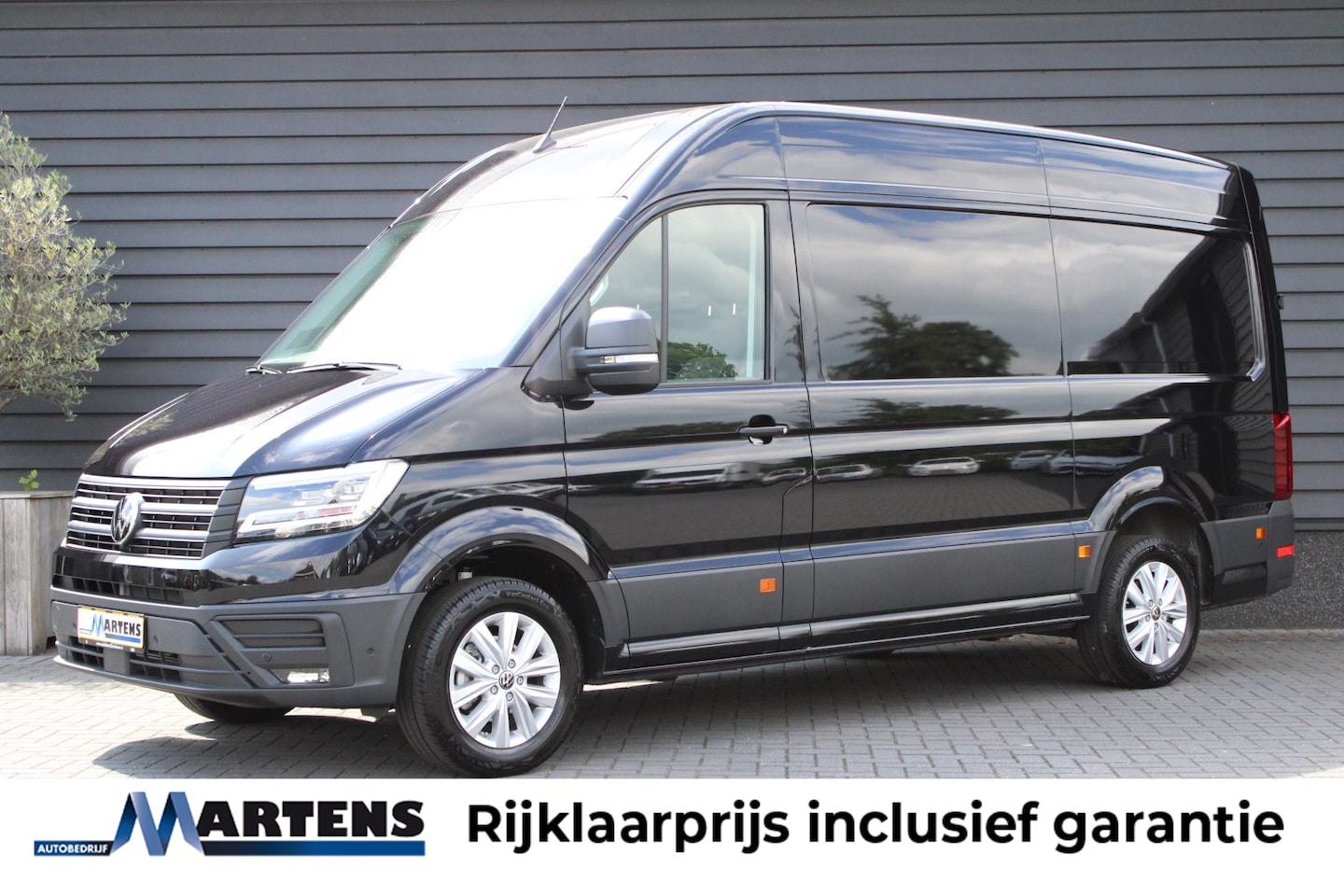 Volkswagen Crafter - 30 2.0 TDI 140pk DSG L3H3 Exclusive Trekhaak Camera Led Virtual Cockpit Navigatie - AutoWereld.nl