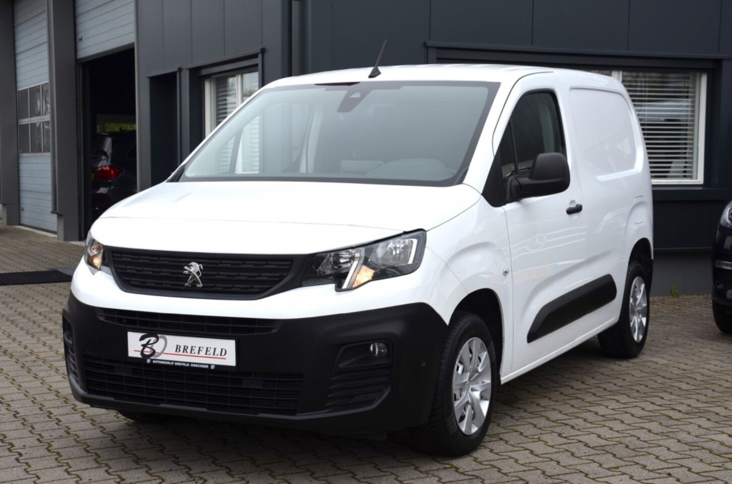 Peugeot Partner - 1.2 Benzine  Airco Schuifdeur - AutoWereld.nl